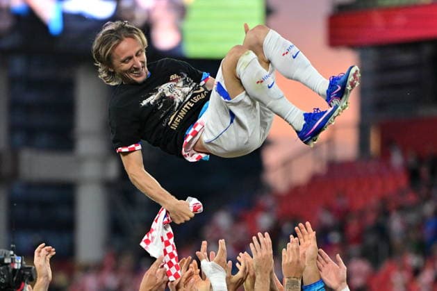 FIFA World Cup, WM, Weltmeisterschaft, Fussball 2026 - Group L - Panama vs Croatia Luka Modric of Croatia (C) is thrown in the air as his teammates wear shirts celebrating Modric s 200th game for Croatia after winning the FIFA World Cup 2026 group stage match Panama against Croatia, in Toronto, Canada, 23 June 2026. TORONTO United States  Copyright: xEDUARDOxLIMAx
