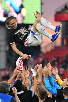FIFA World Cup, WM, Weltmeisterschaft, Fussball 2026 - Group L - Panama vs Croatia Luka Modric of Croatia (C) is thrown in the air as his teammates wear shirts celebrating Modric s 200th game for Croatia after winning the FIFA World Cup 2026 group stage match Panama against Croatia, in Toronto, Canada, 23 June 2026. TORONTO United States  Copyright: xEDUARDOxLIMAx