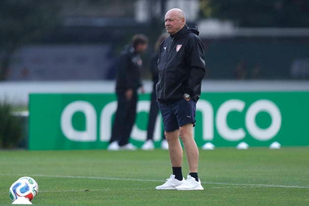 FIFA World Cup, WM, Weltmeisterschaft, Fussball 2026 - Czech Republic training session Czech Republic head coach Miroslav Koubek watches a training session as preparation to face Mexico in the FIFA World Cup 2026, at the Azteca Stadium in Mexico City, Mexico, 23 June 2026. Mexico City Mexico  Copyright: xISAACxESQUIVELx