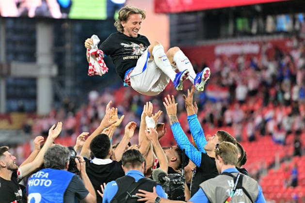 FIFA World Cup, WM, Weltmeisterschaft, Fussball 2026 - Group L - Panama vs Croatia Luka Modric of Croatia (C) is thrown in the air as his teammates wear shirts celebrating Modric s 200th game for Croatia after winning the FIFA World Cup 2026 group stage match Panama against Croatia, in Toronto, Canada, 23 June 2026. TORONTO United States  Copyright: xEDUARDOxLIMAx