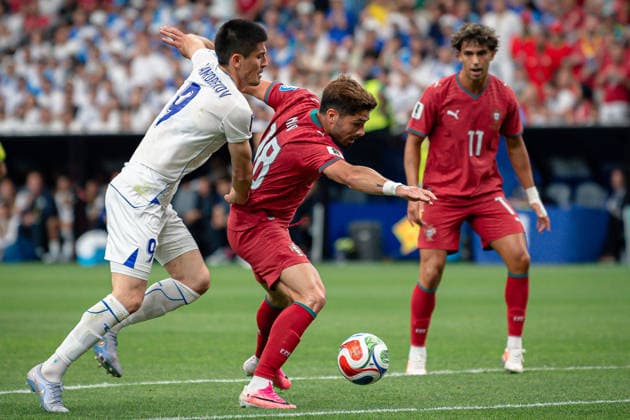 June 23, 2026: Portugal forward PEDRO NETO (18) and Uzbekistan midfielder ODILJON HAMROBEKOV (9) fight for the ball during the FIFA World Cup, WM, Weltmeisterschaft, Fussball 2026 Group K soccer game between Portugal and Uzbekistan at the Houston Stadium in Houston, TX, Tuesday, June 23, 2026. Portugal won 5:0. World Cup 2026: Portugal 5:0 Uzbekistan  - ZUMAp213 20260623_znp_p213_062 Copyright: xLynnxPenningtonx
