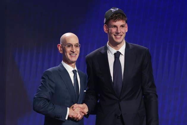 NBA, Basketball Herren, USA Draft round one at Barclays Center NBA commissioner Adam Silver (L) and German basketball player Hannes Steinbach pose for a picture after he was drafted by the Charlotte Hornets during the first round of the 2026 NBA Draft at the Barclays Center in the Brooklyn borough of New York, New York, USA, 23 June 2026. NEW YORK NEW YORK United States  Copyright: xSARAHxYENESELx