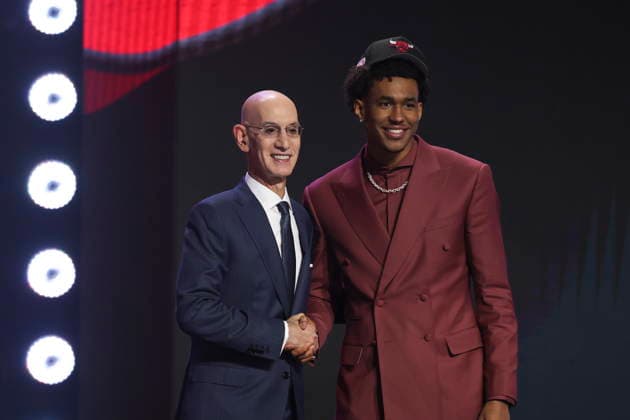 NBA, Basketball Herren, USA Draft round one at Barclays Center NBA commissioner Adam Silver (L) and American basketball player Dailyn Swain pose for a picture after he was drafted by the Chicago Bulls during the first round of the 2026 NBA Draft at the Barclays Center in the Brooklyn borough of New York, New York, USA, 23 June 2026. NEW YORK NEW YORK United States  Copyright: xSARAHxYENESELx