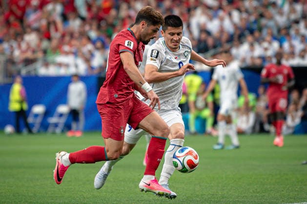 June 23, 2026: Portugal forward PEDRO NETO (18) and Uzbekistan midfielder ODILJON HAMROBEKOV (9) fight for the ball during the FIFA World Cup, WM, Weltmeisterschaft, Fussball 2026 Group K soccer game between Portugal and Uzbekistan at the Houston Stadium in Houston, TX, Tuesday, June 23, 2026. Portugal won 5:0. - ZUMAp213 20260623_znp_p213_059 Copyright: xLynnxPenningtonx