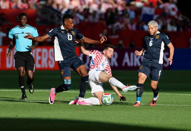 (260624) -- TORONTO, June 24, 2026 -- Martin Baturina (C) of Croatia vies with Jiovany Ramos (L) of Panama during the group L match between Croatia and Panama at the 2026 FIFA World Cup, WM, Weltmeisterschaft, Fussball at Toronto Stadium in Toronto, Canada, on June 23, 2026. (Photo by Xinhua) (SP)CANADA-TORONTO-FOOTBALL-FIFA WORLD CUP-GROUP L-CRO VS PAN ZouxZheng 