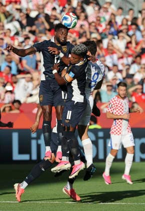 (260624) -- TORONTO, June 24, 2026 -- Mateo Kovacic (R, fornt) of Croatia fights for a head ball with Jose Fajardo (L, front)and Edgar Yoel Barcenas (C, front) of Panama during the group L match between Croatia and Panama at the 2026 FIFA World Cup, WM, Weltmeisterschaft, Fussball at Toronto Stadium in Toronto, Canada, on June 23, 2026. (Photo by Xinhua) (SP)CANADA-TORONTO-FOOTBALL-FIFA WORLD CUP-GROUP L-CRO VS PAN ZouxZheng 