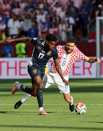 (260624) -- TORONTO, June 24, 2026 -- Mateo Kovacic (R) of Croatia vies with Jose Fajardo (R) of Panama during the group L match between Croatia and Panama at the 2026 FIFA World Cup, WM, Weltmeisterschaft, Fussball at Toronto Stadium in Toronto, Canada, on June 23, 2026. (Photo by Xinhua) (SP)CANADA-TORONTO-FOOTBALL-FIFA WORLD CUP-GROUP L-CRO VS PAN ZouxZheng 
