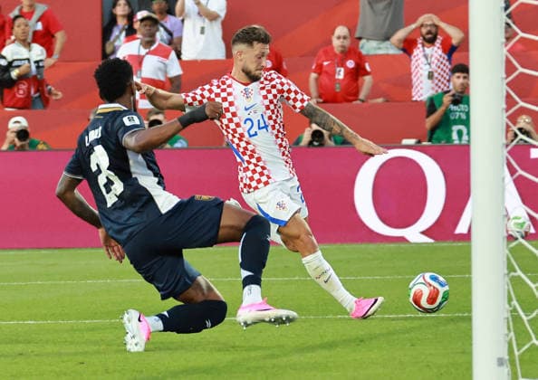 (260624) -- TORONTO, June 24, 2026 -- Marco Pasalic (R) of Croatia vies with Amir Murillo of Panama during the group L match between Croatia and Panama at the 2026 FIFA World Cup, WM, Weltmeisterschaft, Fussball at Toronto Stadium in Toronto, Canada, on June 23, 2026. (Photo by Xinhua) (SP)CANADA-TORONTO-FOOTBALL-FIFA WORLD CUP-GROUP L-CRO VS PAN YangxShu 
