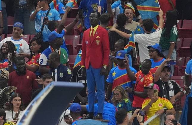Colombia v DR Congo - FIFA World Cup, WM, Weltmeisterschaft, Fussball 2026 - Group K ZAPOPAN, MEXICO - JUNE 23: Democratic Republic of Congo s supporter Michel Kuka Mboladinga, pays tribute to Democratic Republic of Congo s late prime minister Patrice Lumumba, by remaining motionless ahead of the 2026 World Cup Group K football match between Colombia and Democratic Republic of Congo at the Guadalajara Stadium in Zapopan on June 23, 2026. Juancho Torres Anadolu Jalisco Mexico. Editorial use only. Please get in touch for any other usage.  Copyright: x2026xAnadoluxJuanchoxTorresx