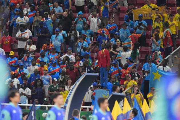Colombia v DR Congo - FIFA World Cup, WM, Weltmeisterschaft, Fussball 2026 - Group K ZAPOPAN, MEXICO - JUNE 23: Democratic Republic of Congo s supporter Michel Kuka Mboladinga, pays tribute to Democratic Republic of Congo s late prime minister Patrice Lumumba, by remaining motionless ahead of the 2026 World Cup Group K football match between Colombia and Democratic Republic of Congo at the Guadalajara Stadium in Zapopan on June 23, 2026. Juancho Torres Anadolu Jalisco Mexico. Editorial use only. Please get in touch for any other usage.  Copyright: x2026xAnadoluxJuanchoxTorresx