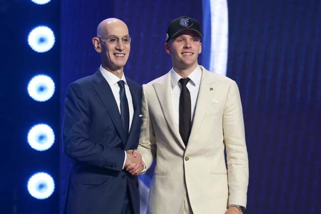 NBA, Basketball Herren, USA Draft round one at Barclays Center NBA commissioner Adam Silver (L) and American basketball player Bennett Stirtz pose for a picture after he was drafted by the Memphis Grizzlies during the first round of the 2026 NBA Draft at the Barclays Center in the Brooklyn borough of New York, New York, USA, 23 June 2026. NEW YORK NEW YORK United States  Copyright: xSARAHxYENESELx