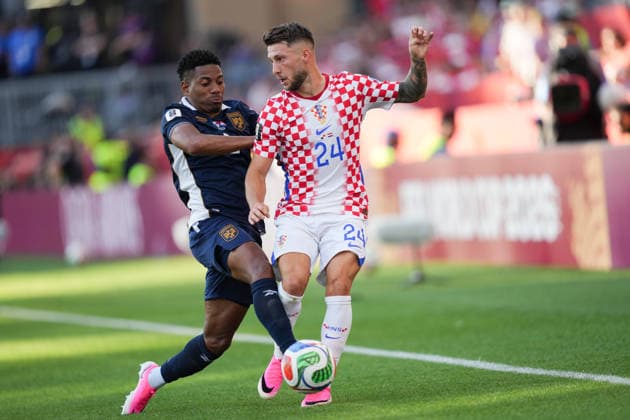 Panama v Croatia - 2026 FIFA World Cup, WM, Weltmeisterschaft, Fussball Group L Cesar Blackman 02 of Panama and Marco Pasalic 24 of Croatia battle for the ball during the 2026 FIFA World Cup Group L match between Panama and Croatia at Toronto Stadium. on June 23, 2026 in Toronto, Canada. (Photo by Leonardo Ramirez Eyepix Group) Copyright: xLeonardoxRamirezx xEyepixxGroupx LR23062026-01345