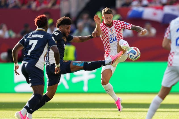 Panama v Croatia - 2026 FIFA World Cup, WM, Weltmeisterschaft, Fussball Group L Carlos Harvey 14 of Panama and Marco Pasalic 24 of Croatia battle for the ball during the 2026 FIFA World Cup Group L match between Panama and Croatia at Toronto Stadium. on June 23, 2026 in Toronto, Canada. (Photo by Leonardo Ramirez Eyepix Group) Copyright: xLeonardoxRamirezx xEyepixxGroupx LR23062026-01027