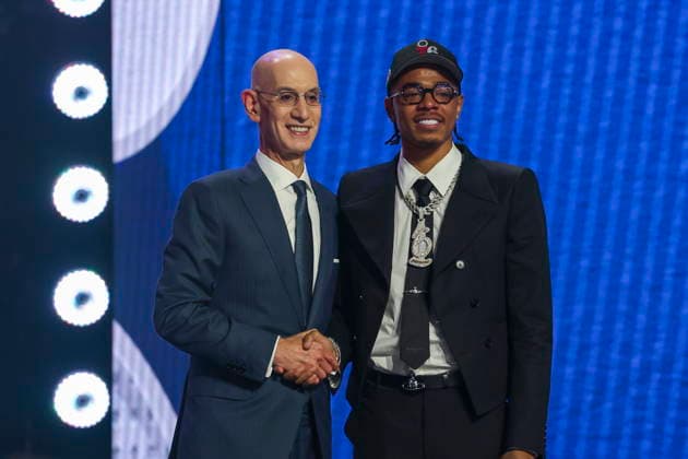 NBA, Basketball Herren, USA Draft round one at Barclays Center NBA commissioner Adam Silver (L) and American basketball player Labaron Philon Jr. pose for a picture after he was drafted by the Philadelphia 76ers during the first round of the 2026 NBA Draft at the Barclays Center in the Brooklyn borough of New York, New York, USA, 23 June 2026. NEW YORK NEW YORK United States  Copyright: xSARAHxYENESELx