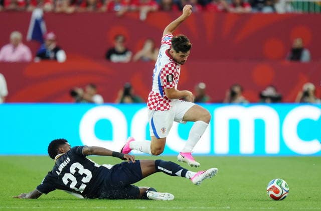 June 23, 2026, Toronto, On, CANADA: Croatia s Martin Baturina (16) leaps over Panama s Michael Amir Murillo (23) during the second half of a World Cup Group L soccer match, in Toronto, on Tuesday, June 23, 2026. Canada News - June 23, 2026  - ZUMAc35_ 20260623_zaf_c35_232 Copyright: xNathanxDenettex