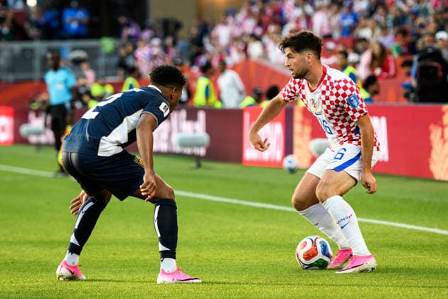 June 23, 2026, Toronto, Ontario, Canada: Toronto, Ontario, Canada Ã¢â‚¬ June 23, 2026: MARTIN BATURINA (16) of Croatia battles for possession with CESAR BLACKMAN (2) of Panama during the FIFA World Cup, WM, Weltmeisterschaft, Fussball 2026 Group L match between Panama and Croatia at Toronto Stadium. Toronto Canada - ZUMAr228 20260623_znp_r228_008 Copyright: xVasiliyxRyabykhx