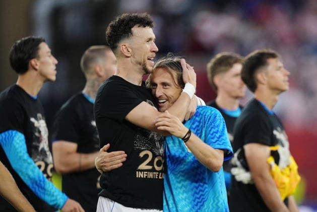 June 23, 2026, Toronto, On, CANADA: Croatia s Luka Modric (right) celebrates with Ivan Perisic after defeating Panama as teammates wear shirts honouring his 200th appearance for Croatia following a World Cup Group L soccer match, in Toronto, on Tuesday, June 23, 2026. Canada News - June 23, 2026  - ZUMAc35_ 20260623_zaf_c35_236 Copyright: xNathanxDenettex