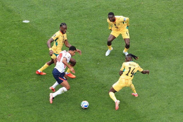 Football - FIFA World Cup, WM, Weltmeisterschaft, Fussball - Group L - England v Ghana 23rd June 2026 - FIFA World Cup - Group L - England v Ghana - Jude Bellingham of England battles with Gideon Mensah of Ghana (R) - Photo: Simon Stacpoole Offside. Foxborough USA *** Fußball – FIFA-Weltmeisterschaft, Gruppe L  Copyright: xSimonxStacpoolexOffside