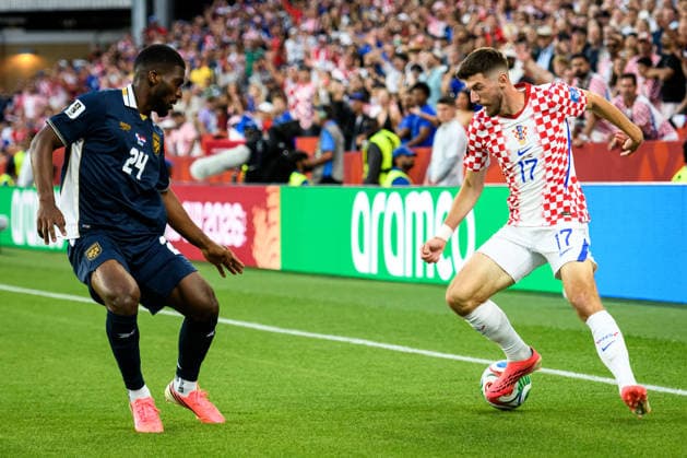 June 23, 2026, Toronto, Ontario, Canada: Toronto, Ontario, Canada Ã¢â‚¬ June 23, 2026: PETAR SUCIC (17) of Croatia battles for the ball with AZARIAS LONDONO (24) of Panama during the FIFA World Cup, WM, Weltmeisterschaft, Fussball 2026 Group L match between Panama and Croatia at Toronto Stadium. Toronto Canada - ZUMAr228 20260623_znp_r228_012 Copyright: xVasiliyxRyabykhx