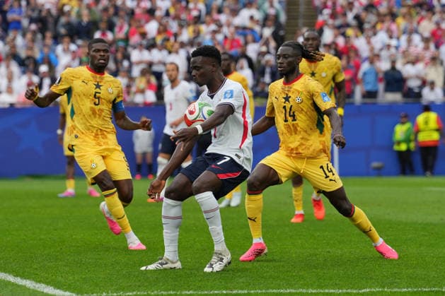 IPA85995772 - Bukayo Saka of England in action against Gideon Mensah of Ghana and Thomas Partey of Ghana during the Group L match between England and Ghana at the FIFA World Cup, WM, Weltmeisterschaft, Fussball in Boston, USA, on June 23, 2026  Copyright: xEmmanuelexMastrodonato IPAxSportx xx 85995772