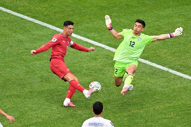 (L-R) Cristiano Ronaldo (POR), Abduvohid Nematov (UZB), JUNE 23, 2026 - Football Soccer : FIFA World Cup, WM, Weltmeisterschaft, Fussball 2026 Group K match between Portugal 5-0 Uzbekistan at Houston Stadium in Houston, Texas, USA.  aflo_335543130 KenjiroxMatsuox