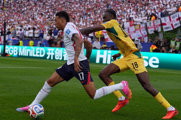 IPA85995812 - Morgan Rogers of England in action against Jerome Opoku of Ghana during the Group L match between England and Ghana at the FIFA World Cup, WM, Weltmeisterschaft, Fussball in Boston, USA, on June 23, 2026  Copyright: xEmmanuelexMastrodonato IPAxSportx xx 85995812