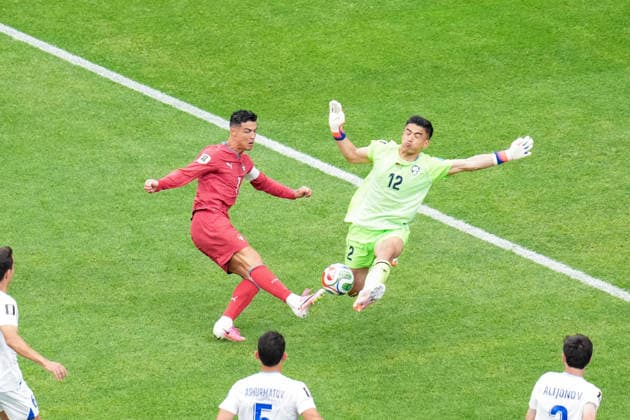 Cristiano Ronaldo of Portugal (R) shoots for goal under pressure from Abduvohid Nematov of Uzbekistan (R) during a FIFA Men’s World Cup 2026 Group Stage football match between Portugal and Uzbekistan at Houston Stadium, in Houston on June 23th 2026 (Photo by Alexandra Fechete SPP)  Copyright: xAlexandraxFechete SPPx Sportspressphoto_SPR174397