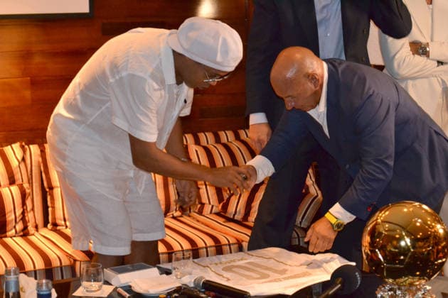 Brazilian soccer star Ronaldinho Gaúcho (L) signs a jersey during the announcement of his return to professional soccer at age 46 with Italian club Ravenna FC in Miami, United States, 23 June 2026. New colors, same smile. Soccer has always been a source of joy for me, and I’m excited to bring that spirit to Ravenna. Let the magic begin! said the international legend during a presentation in South Florida. Ronaldinho announces in Miami that he is returning to professional soccer with the Italian club Ravenna !ACHTUNG: NUR REDAKTIONELLE NUTZUNG!  Copyright: xAntonixBelchix AME3859 20260624-55020689021_1
