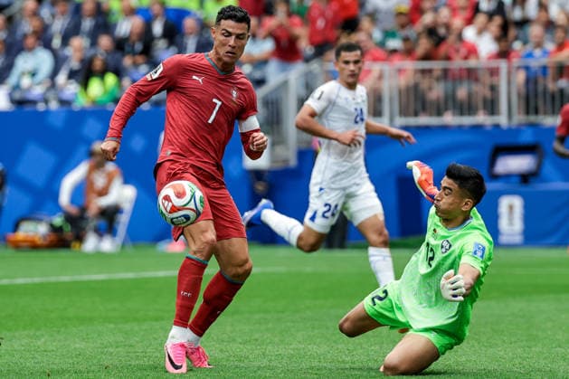 Cristiano Ronaldo of Portugal (L) and Abduvohid Nematov of Uzbekistan (R) fight for possession during a FIFA Men’s World Cup 2026 Group Stage football match between Portugal and Uzbekistan at Houston Stadium, in Houston on June 23th 2026 (Photo by Leo Barrilari SPP)  Copyright: xLeoxBarrilari SPPx Sportspressphoto_SPR174432