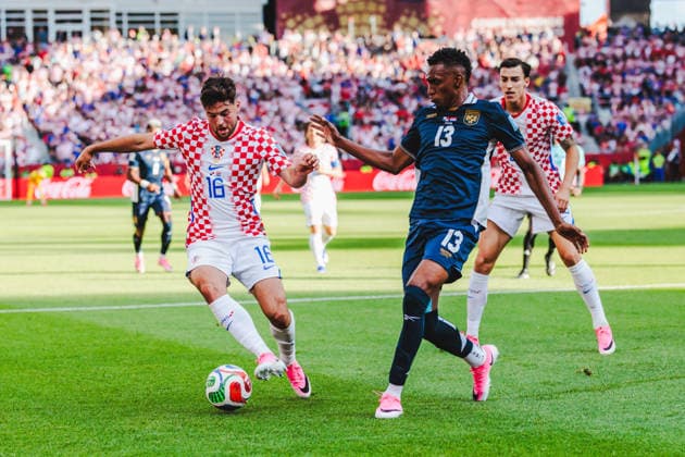 TORONTO, ON - JUNE 23: Midfielder Martin Baturina (16) of Croatia controls the ball as defender Jiovany Ramos (13) of Panama looks on during the first half of the FIFA World Cup, WM, Weltmeisterschaft, Fussball 2026 Group L match between Panama and Croatia on June 23, 2026, at Toronto Stadium in Toronto, ON. (Photo by Mathew Tsang Icon Sportswire) SOCCER: JUN 23 FIFA World Cup 26 Group L - Panama vs Croatia EDITORIAL USE ONLY Icon260623007