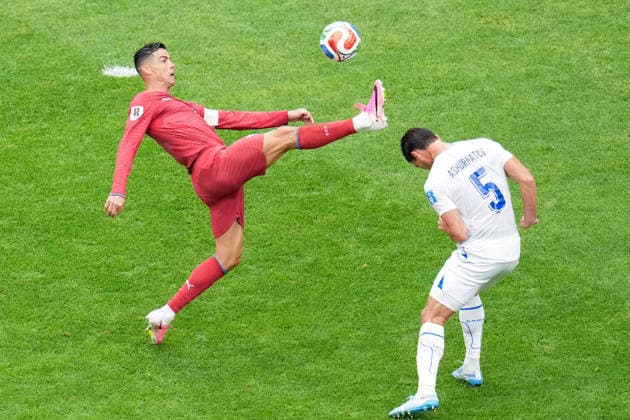 Cristiano Ronaldo of Portugal (L) and Ruslam Ashurmatov of Uzbekistan (R) fight for possession during a FIFA Men’s World Cup 2026 Group Stage football match between Portugal and Uzbekistan at Houston Stadium, in Houston on June 23th 2026 (Photo by Alexandra Fechete SPP)  Copyright: xAlexandraxFechete SPPx Sportspressphoto_SPR174487