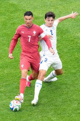 Cristiano Ronaldo of Portugal (L) controls the ball under pressure from Abdukodir Khusanov of Uzbekistan (R) during a FIFA Men’s World Cup 2026 Group Stage football match between Portugal and Uzbekistan at Houston Stadium, in Houston on June 23th 2026 (Photo by Alexandra Fechete SPP)  Copyright: xAlexandraxFechete SPPx Sportspressphoto_SPR174490