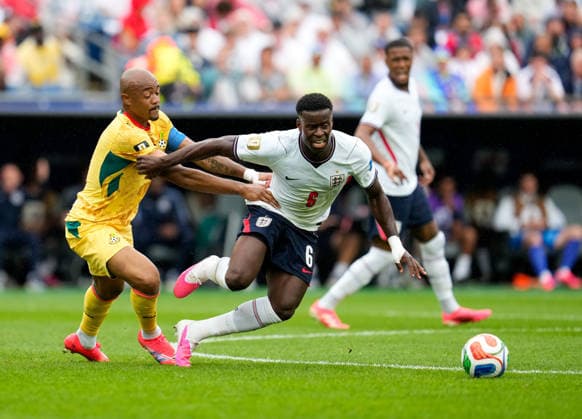 Jordan Ayew (Ghana, 9) im Zweikampf mit Marc Guehi (England, 6) USA, FIFA Weltmeisterschaft, England vs Ghana, Boston, 23.06.2026 USA, FIFA Weltmeisterschaft, England vs Ghana, Boston, 23.06.2026 Boston *** Jordan Ayew (Ghana), No. 9, in a tackle with Marc Guehi (England), No. 6, FIFA World Cup, England vs. Ghana, Boston, June 23, 2026, USA, FIFA World Cup, England vs. Ghana, Boston, June 23, 2026, Boston,detected_source_language Copyright: xEibner-Pressefoto ScottxColemanx EP_SCN