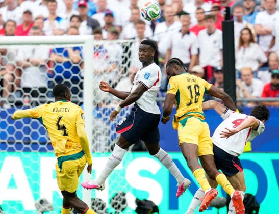 Marc Guehi (England, 6) und Jerome Opoku (Ghana, 18) steigen zum Kopfballduell hoch. USA, FIFA Weltmeisterschaft, England vs Ghana, Boston, 23.06.2026 USA, FIFA Weltmeisterschaft, England vs Ghana, Boston, 23.06.2026 Boston *** Marc Guehi of England, 6, and Jerome Opoku of Ghana, 18, jump for a header. USA, FIFA World Cup, England vs. Ghana, Boston, June 23, 2026. USA, FIFA World Cup, England vs. Ghana, Boston, June 23, 2026. Boston,detected_source_language Copyright: xEibner-Pressefoto ScottxColemanx EP_SCN