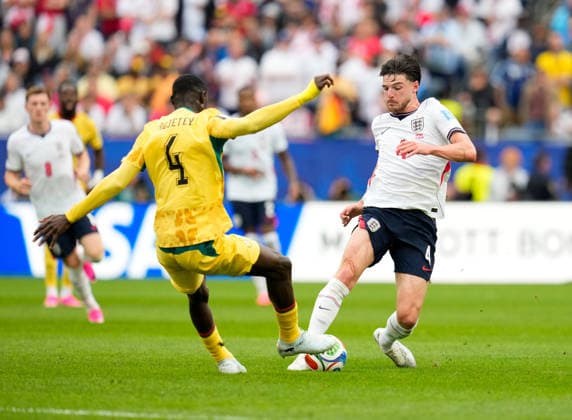 Declan Rice (England, 4) im Zweikampf mit Jonas Adjetey (Ghana, 4) USA, FIFA Weltmeisterschaft, England vs Ghana, Boston, 23.06.2026 USA, FIFA Weltmeisterschaft, England vs Ghana, Boston, 23.06.2026 Boston *** Declan Rice (England), 4, in a tackle with Jonas Adjetey (Ghana), 4, USA, FIFA World Cup, England vs. Ghana, Boston, June 23, 2026, USA, FIFA World Cup, England vs. Ghana, Boston, June 23, 2026, Boston,detected_source_language Copyright: xEibner-Pressefoto ScottxColemanx EP_SCN
