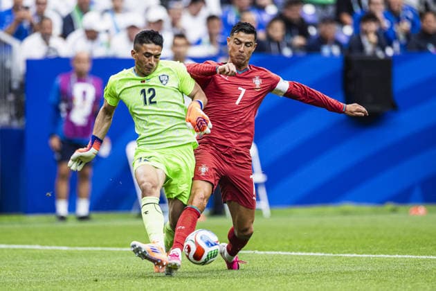 Cristiano Ronaldo of Portugal (R) and Abduvokhid Nematov of Uzbekistan (L) fight for possession during the FIFA World Cup, WM, Weltmeisterschaft, Fussball 2026 Group K match between Portugal and Uzbekistan at Houston Stadium on June 23th,2026 (Photo by Joao Bravo Sports Press Photo) (Joao Bravo Sports Press Photo SPP)  Copyright: xJoaoxBravo SportsxPressxPhotox xSPPx Sportspressphoto_SPR174695