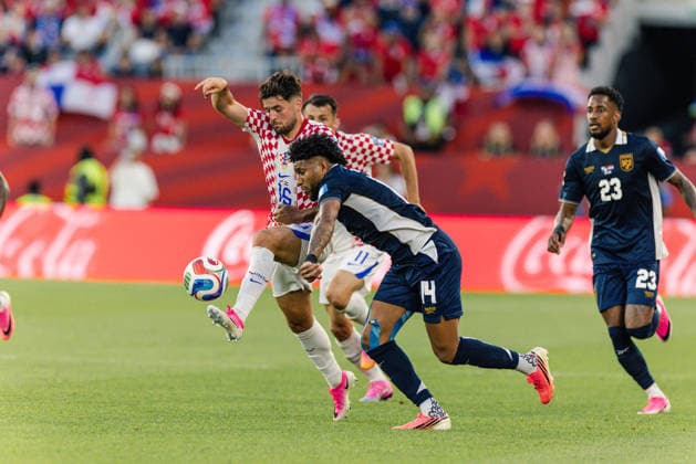 Martin Baturina of Croatia contests with Carlos Harvey of Panama during the FIFA World Cup, WM, Weltmeisterschaft, Fussball game between Panama and Croatia at Toronto Stadium on June 23, 2026 in Toronto, Ontario, Canada  Copyright: xCurtisxWongx xSPPx Sportspressphoto_SPR174825