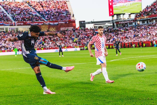 TORONTO, ON - JUNE 23: Defender Carlos Harvey (14) of Panama follows through on a kick as forward Andrej Kramaric (9) of Croatia looks on during the second half of the FIFA World Cup, WM, Weltmeisterschaft, Fussball 2026 Group L match between Panama and Croatia on June 23, 2026, at Toronto Stadium in Toronto, ON. (Photo by Mathew Tsang Icon Sportswire) SOCCER: JUN 23 FIFA World Cup 26 Group L - Panama vs Croatia EDITORIAL USE ONLY Icon260623039