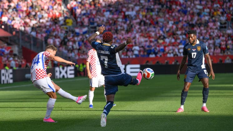 June 23, 2026, Toronto, Ontario, Canada: Jose Luis Rodriguez ( 7) of Panama attempts to block a kick by Dion Drena Beljo ( 24) of Croatia during the 2026 FIFA World Cup, WM, Weltmeisterschaft, Fussball game between Panama and Croatia at Toronto Stadium. Croatia won the match 1-0. Sports News - June 23, 2026  - ZUMAv136 20260623_zsp_v136_011 Copyright: xJeffxVoganx
