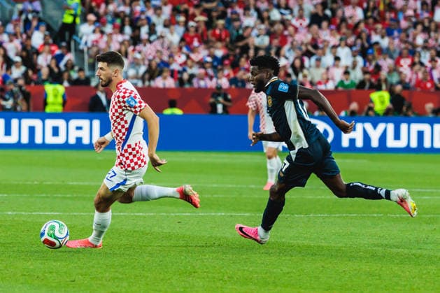 TORONTO, ON - JUNE 23: Midfielder Petar Sucic (17) of Croatia carries the ball as forward Jose Fajardo (17) of Panama gives chase during the second half of the FIFA World Cup, WM, Weltmeisterschaft, Fussball 2026 Group L match between Panama and Croatia on June 23, 2026, at Toronto Stadium in Toronto, ON. (Photo by Mathew Tsang Icon Sportswire) SOCCER: JUN 23 FIFA World Cup 26 Group L - Panama vs Croatia EDITORIAL USE ONLY Icon260623044