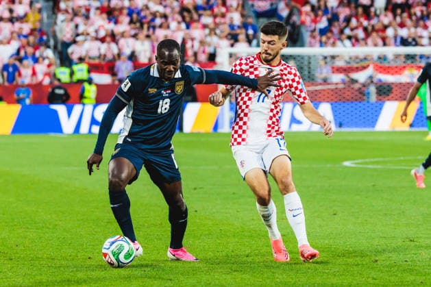 TORONTO, ON - JUNE 23: Forward Cecilio Waterman (18) of Panama protects the ball as midfielder Petar Sucic (17) of Croatia looks on during the second half of the FIFA World Cup, WM, Weltmeisterschaft, Fussball 2026 Group L match between Panama and Croatia on June 23, 2026, at Toronto Stadium in Toronto, ON. (Photo by Mathew Tsang Icon Sportswire) SOCCER: JUN 23 FIFA World Cup 26 Group L - Panama vs Croatia EDITORIAL USE ONLY Icon260623046