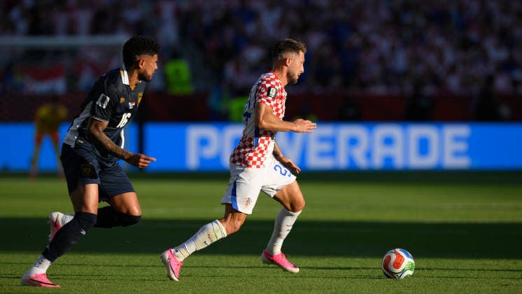 June 23, 2026, Toronto, Ontario, Canada: Dion Drena Beljo ( 24) of Croatia is pursued by Andres Andrade ( 16) of Panama during the 2026 FIFA World Cup, WM, Weltmeisterschaft, Fussball game between Panama and Croatia at Toronto Stadium. Croatia won the match 1-0. Sports News - June 23, 2026  - ZUMAv136 20260623_zsp_v136_022 Copyright: xJeffxVoganx