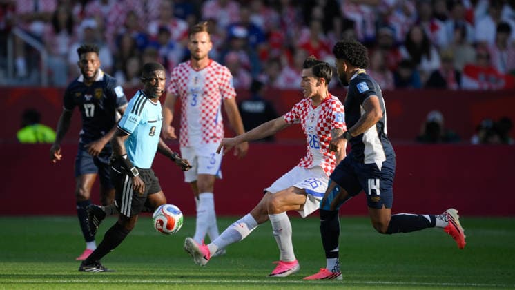 June 23, 2026, Toronto, Ontario, Canada: Martin Erlic ( 26) of Croatia passes the ball as he is pursued by Carlos Harvey ( 14) of Panama during the 2026 FIFA World Cup, WM, Weltmeisterschaft, Fussball game between Panama and Croatia at Toronto Stadium. Croatia won the match 1-0. Sports News - June 23, 2026  - ZUMAv136 20260623_zsp_v136_030 Copyright: xJeffxVoganx
