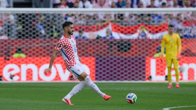 June 23, 2026, Toronto, Ontario, Canada: Luka Modric ( 6) of Croatia passes the ball during the 2026 FIFA World Cup, WM, Weltmeisterschaft, Fussball game between Panama and Croatia at Toronto Stadium. Croatia won the match 1-0. Sports News - June 23, 2026  - ZUMAv136 20260623_zsp_v136_045 Copyright: xJeffxVoganx