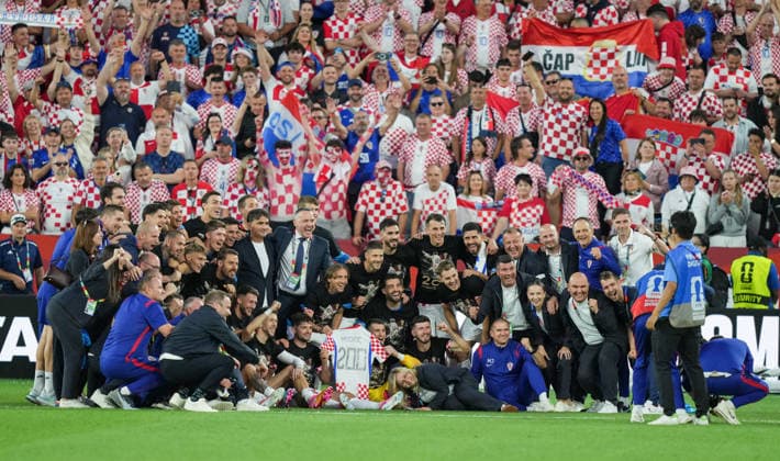 Panama v Croatia - 2026 FIFA World Cup, WM, Weltmeisterschaft, Fussball Group L Players and staff from Croatia national team, Nationalteam celebrating Luka Modric 10 of Croatia 200 matches with the Croatian national team during the 2026 FIFA World Cup Group L match between Panama and Croatia at Toronto Stadium. on June 23, 2026 in Toronto, Canada. (Photo by Leonardo Ramirez Eyepix Group) Copyright: xLeonardoxRamirezx xEyepixxGroupx LR23062026-03186