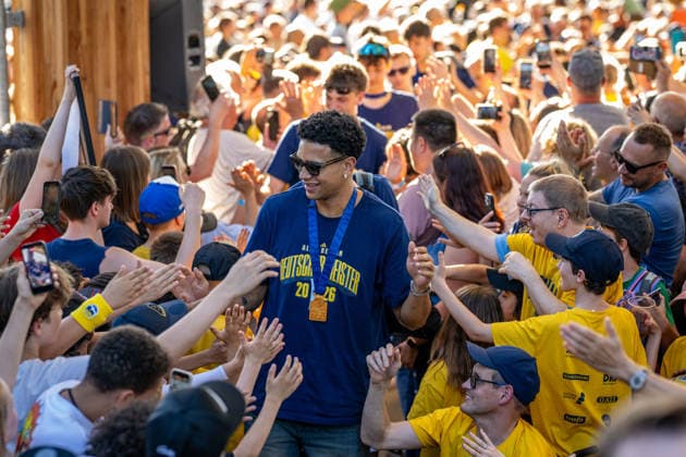 Basketball Berlin 23.06.2026 Saison 2025 2026 EasyCredit BBL 1. Bundesliga Alba Berlin ist Deutscher Meister 2026 Fanfest Michael Rataj (Alba Berlin, No.21) Mike *** Basketball Berlin, June 23, 2026; 2025–2026 Season; EasyCredit BBL 1 Bundesliga; Alba Berlin is the 2026 German Champion; Fan Fest; Michael Rataj; Alba Berlin, No. 21, Mike,detected_source_language