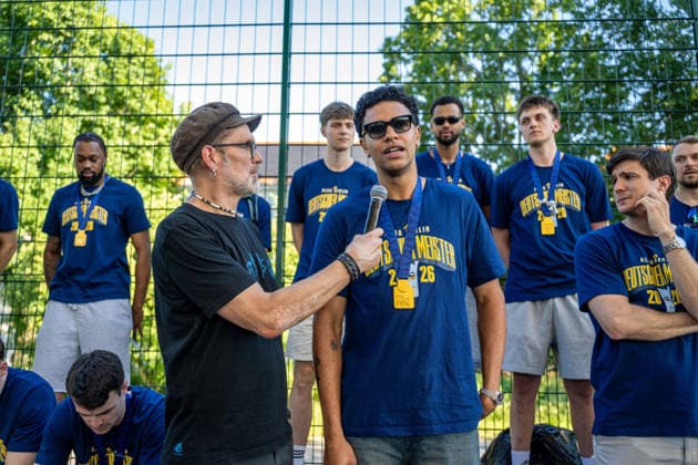 Basketball Berlin 23.06.2026 Saison 2025 2026 EasyCredit BBL 1. Bundesliga Alba Berlin ist Deutscher Meister 2026 Fanfest Michael Rataj (Alba Berlin, No.21) Mike *** Basketball Berlin, June 23, 2026; 2025–2026 Season; EasyCredit BBL 1 Bundesliga; Alba Berlin Wins the 2026 German Championship; Fan Festival; Michael Rataj, Alba Berlin, No. 21, Mike,detected_source_language