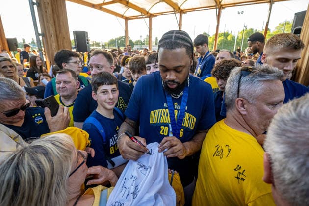 Basketball Berlin 23.06.2026 Saison 2025 2026 EasyCredit BBL 1. Bundesliga Alba Berlin ist Deutscher Meister 2026 Fanfest J wan Roberts (Alba Berlin, No.13) *** Basketball Berlin June 23, 2026 2025–2026 Season EasyCredit BBL 1 Bundesliga Alba Berlin is the 2026 German Champion Fan Fest J Wan Roberts Alba Berlin, No. 13,detected_source_language