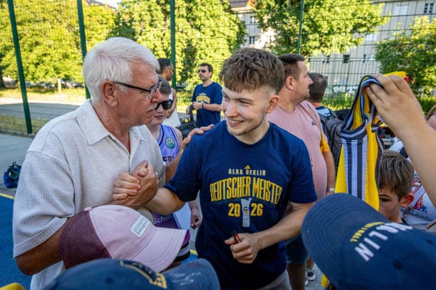 Basketball Berlin 23.06.2026 Saison 2025 2026 EasyCredit BBL 1. Bundesliga Alba Berlin ist Deutscher Meister 2026 Fanfest Bennet Hundt (Alba Berlin, No.33) *** Basketball Berlin, June 23, 2026; 2025–2026 Season; EasyCredit BBL 1 Bundesliga; Alba Berlin is the 2026 German Champion; Fan Fest; Bennet Hundt, Alba Berlin, No. 33,detected_source_language