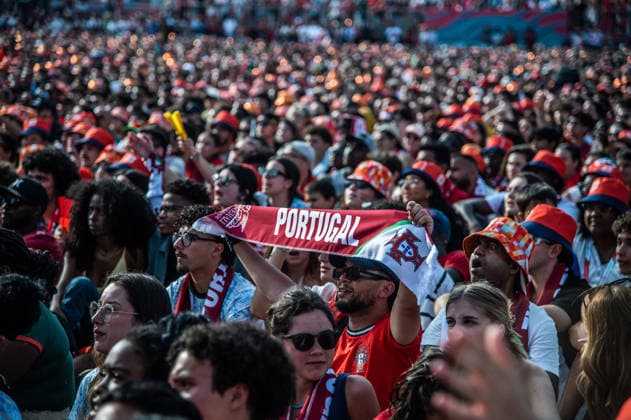 Portugal Fans Gather In Lisbon To Watch World Cup Match. Portuguese football supporters watch the FIFA World Cup, WM, Weltmeisterschaft, Fussball 2026 Group K match between Portugal and Uzbekistan on a giant screen at Terreiro do Paco (Praca do Comercio) in Lisbon, Portugal, on June 23, 2026. Lisbon Portugal  Copyright: xGabrielxBastosx originalFilename:mello-portugal251211_np8Qk.jpg
